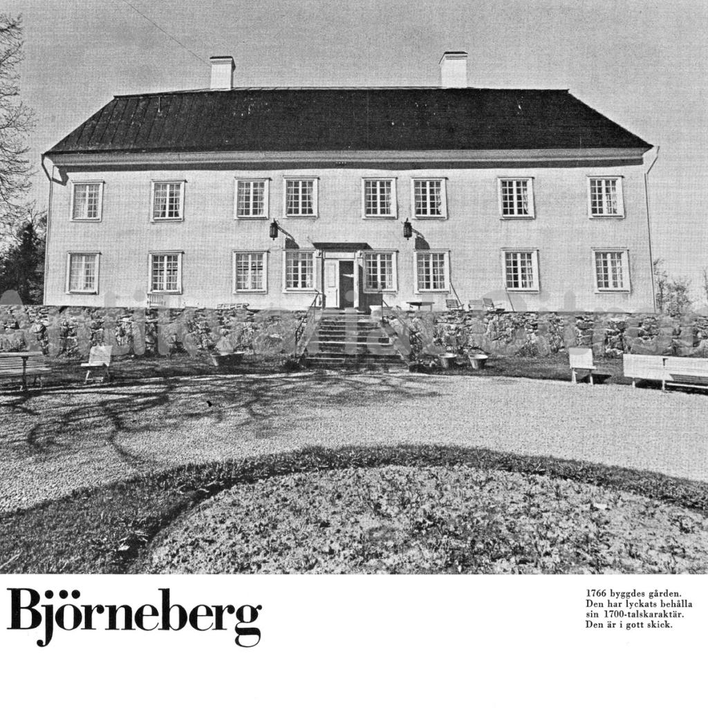 "Björneberg – en herrgårdslik byggnad från 1766 med putsad ljus fasad, symmetriskt placerade fönster med profilerade omfattningar och entré i mittaxeln. Två våningar med tidstypisk takfot och en välbevarad exteriör som andas 1700-talets byggstil. Huset står i gott skick och omges av klassisk landsbygdsmiljö."