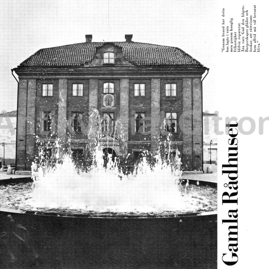 Rådhuset i Jönköping med gulputsad fasad, kolonnprydd entré och klocktorn. Byggnaden omges av stadsmiljö och visar klassicistisk stil