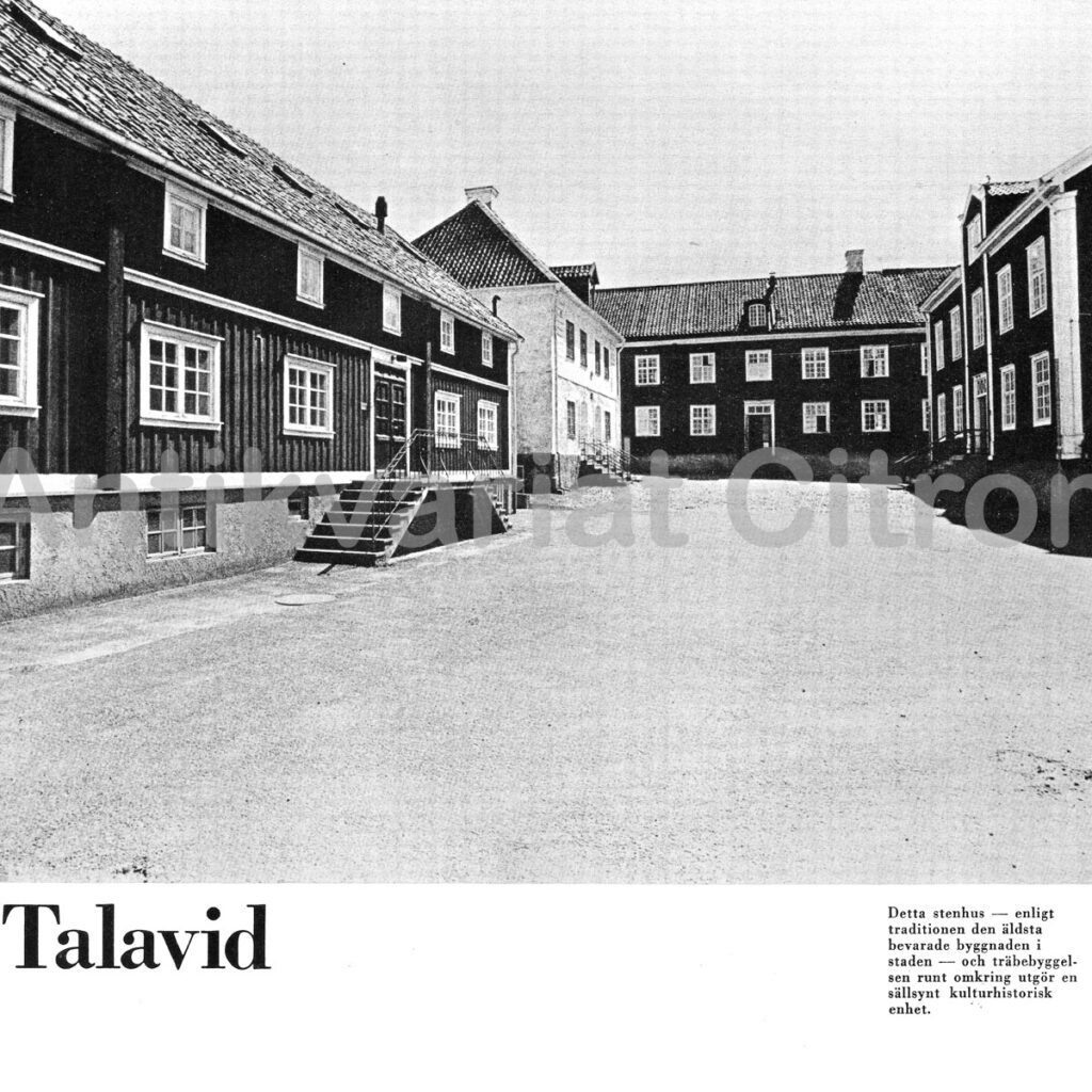 Gammalt stenhushus i Jönköping, omgivet av grönska och träbyggnader. Enligt lokal tradition stadens äldsta bevarade byggnad.